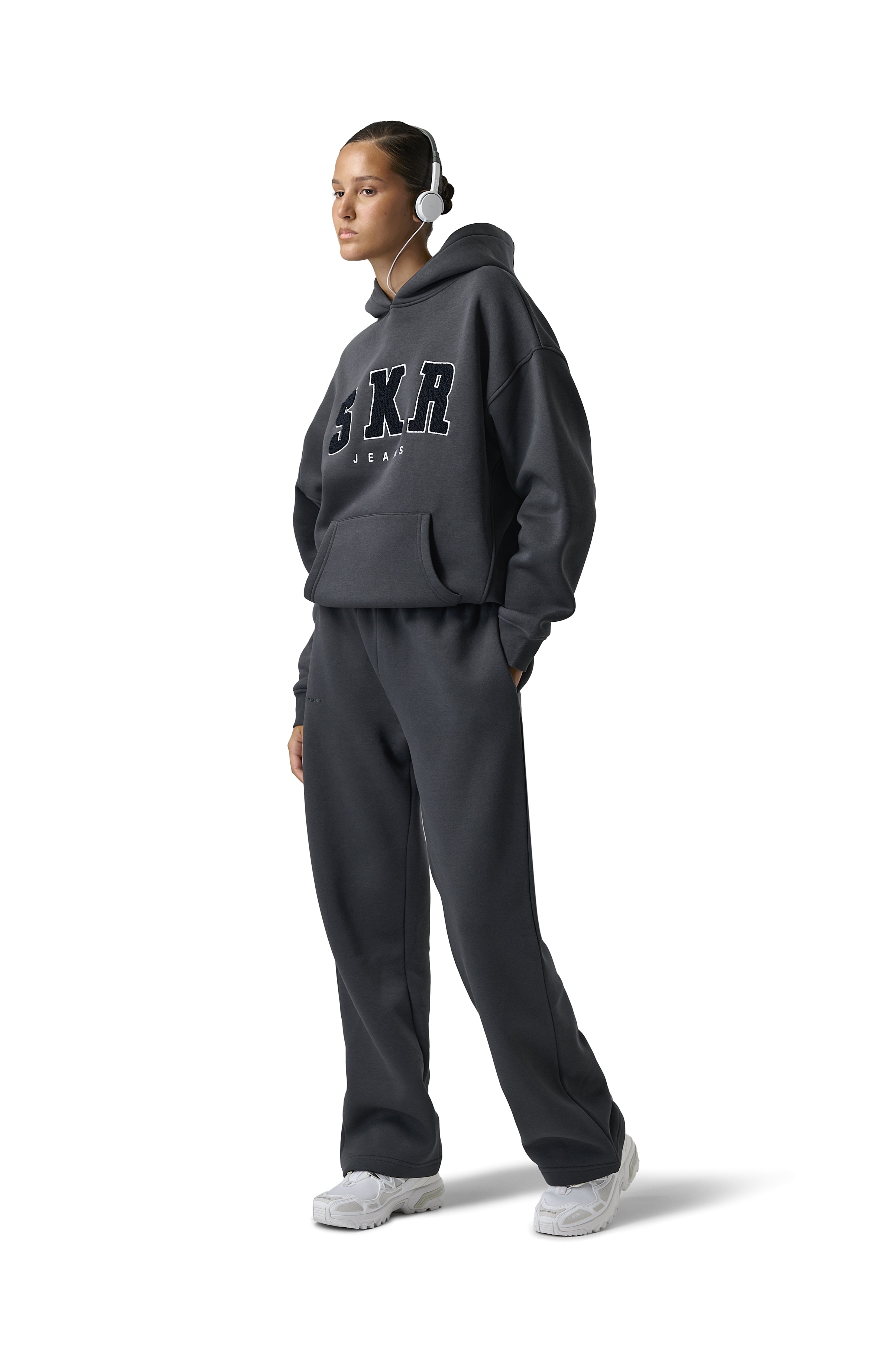 Model Scarlett is 5'8" and wears a size S.